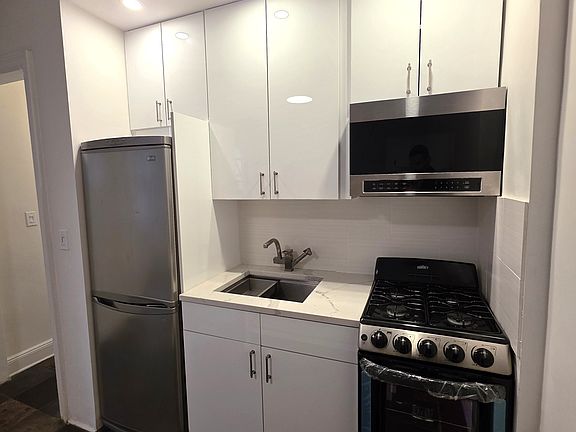 4th image of 4342 45th St APT 5G