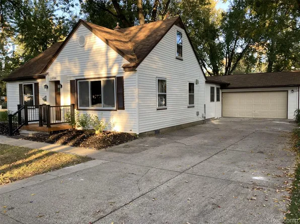 23096 Hawthorne St, Farmington, MI 48336