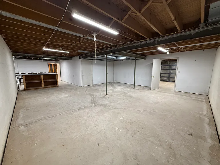 579 Colby St — Photo 42
