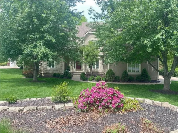 5733 N Pointe Ter, Parkville, MO 64152