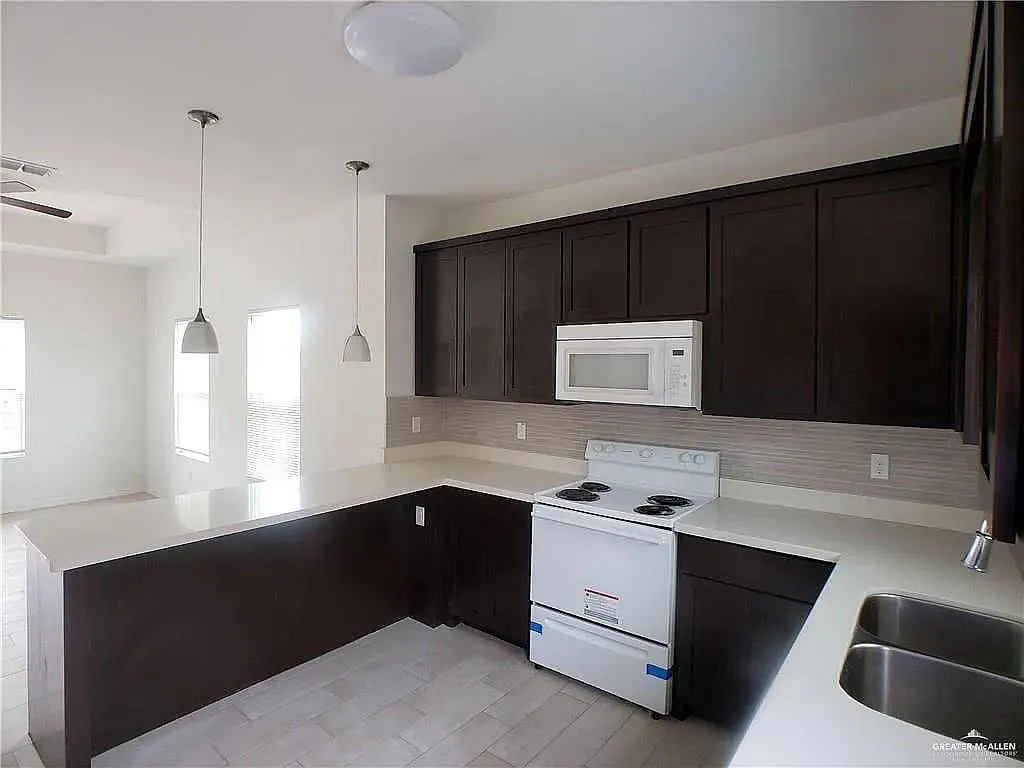 2 bed, 2.0 bath, 3192 sqft, $900 — Photo 4