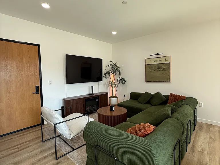 Fairfax Apartments — Photo 63