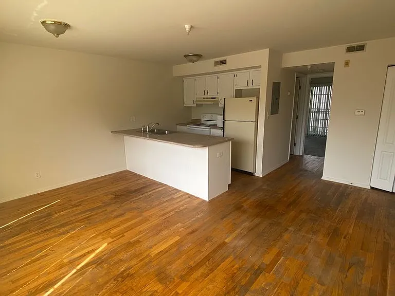 302 S Cedar St — Photo 31