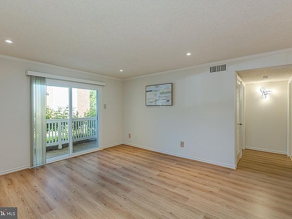 4th image of 1521 Lincoln Way APT 101