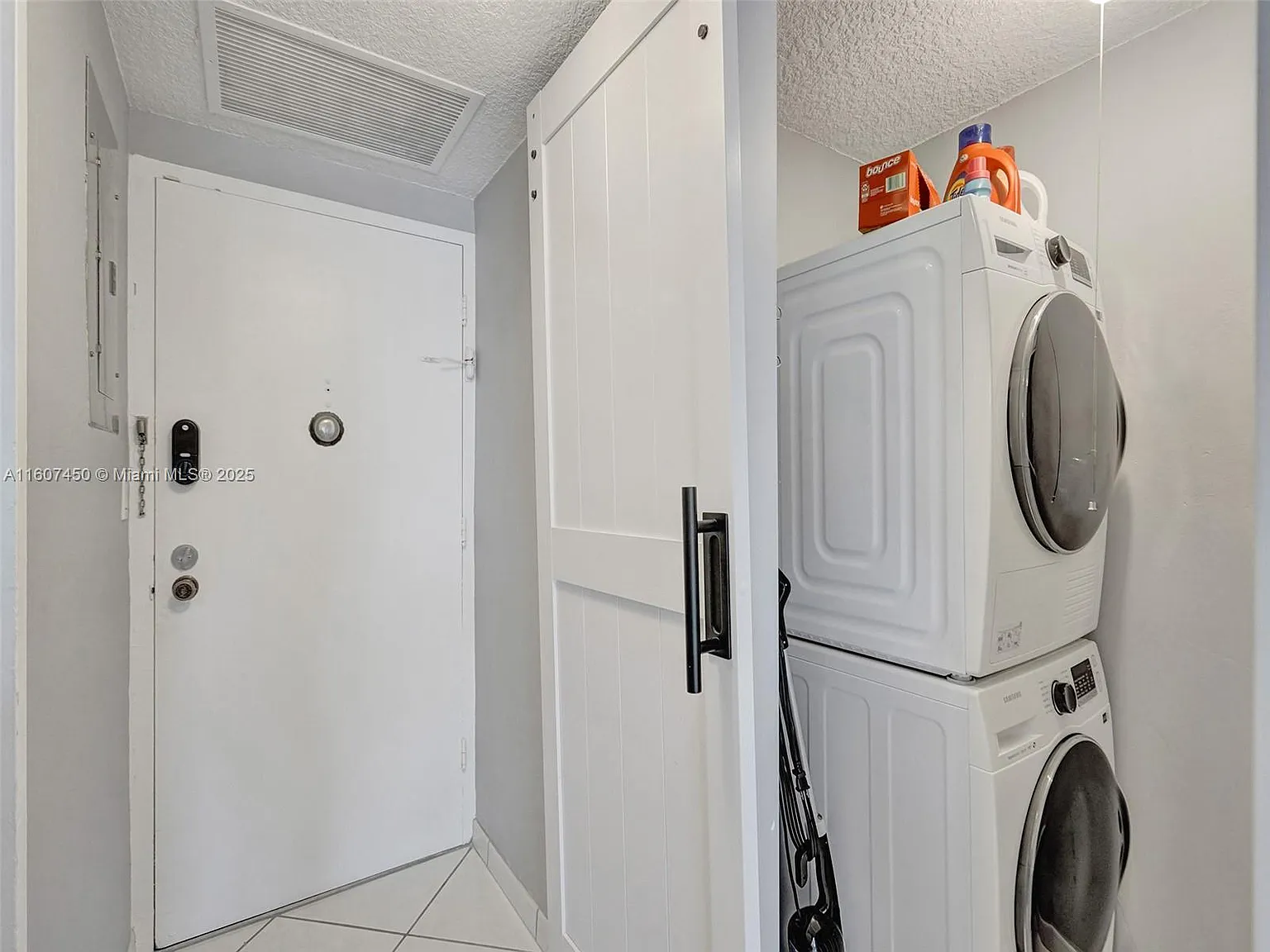 Sea Air Towers Condo — Photo 4