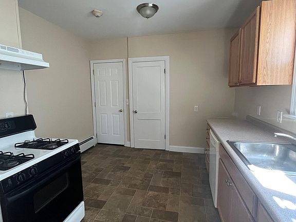 3rd image of 158 Woodbine St APT 1B