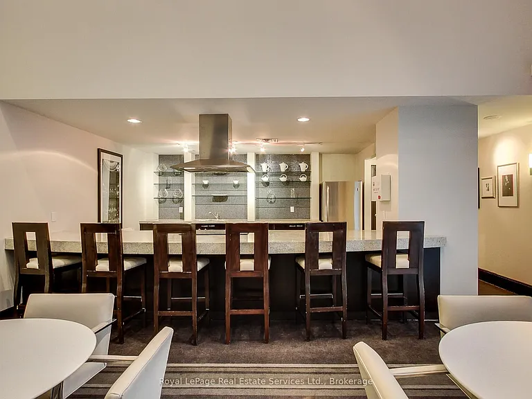 438 King St W #402 — Photo 30