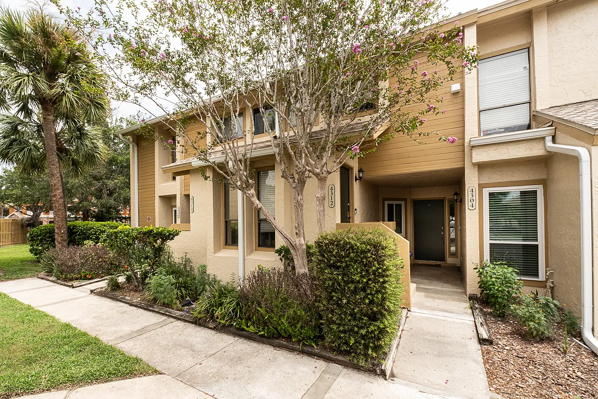 2 bed, 1099 sqft, $1,925 — Photo 1