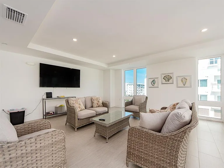 15 Avalon St #401 — Photo 31