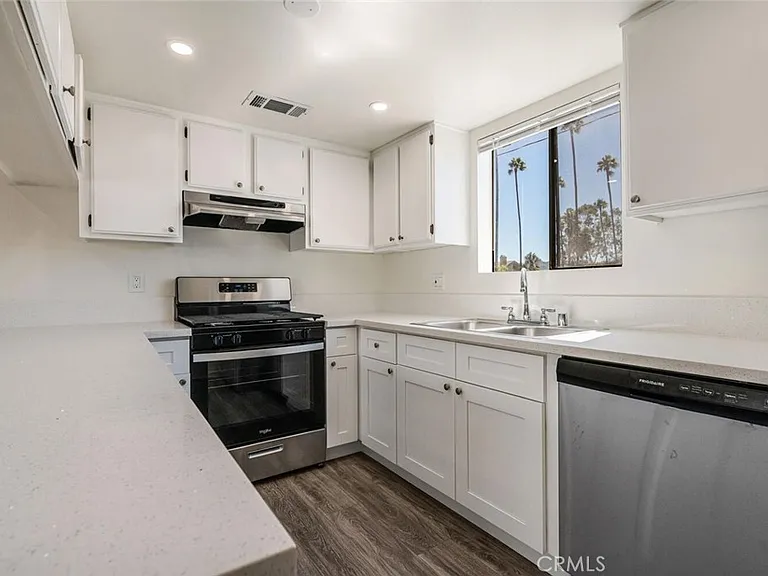 1129 Linden Ave #3 — Photo 6