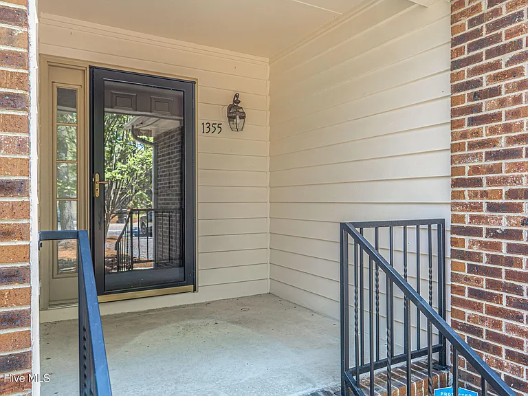 1355 Longleaf Dr E — Photo 2