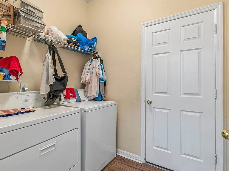 2401 Silvermoss Dr — Photo 19