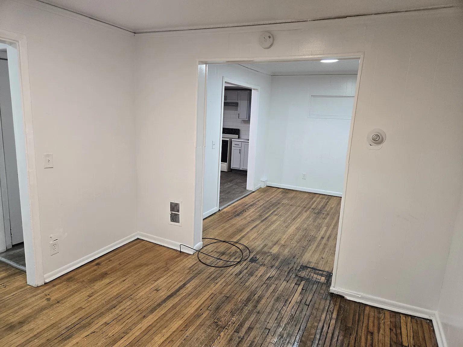 3 bed, 930 sqft, $1,500 — Photo 3