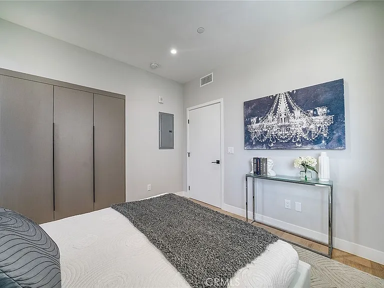 1148 N Detroit St #1B — Photo 12