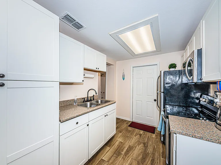 918 Hawkins St — Photo 11