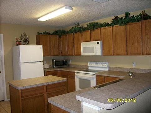 3rd image of 1570 Thornhill Ln