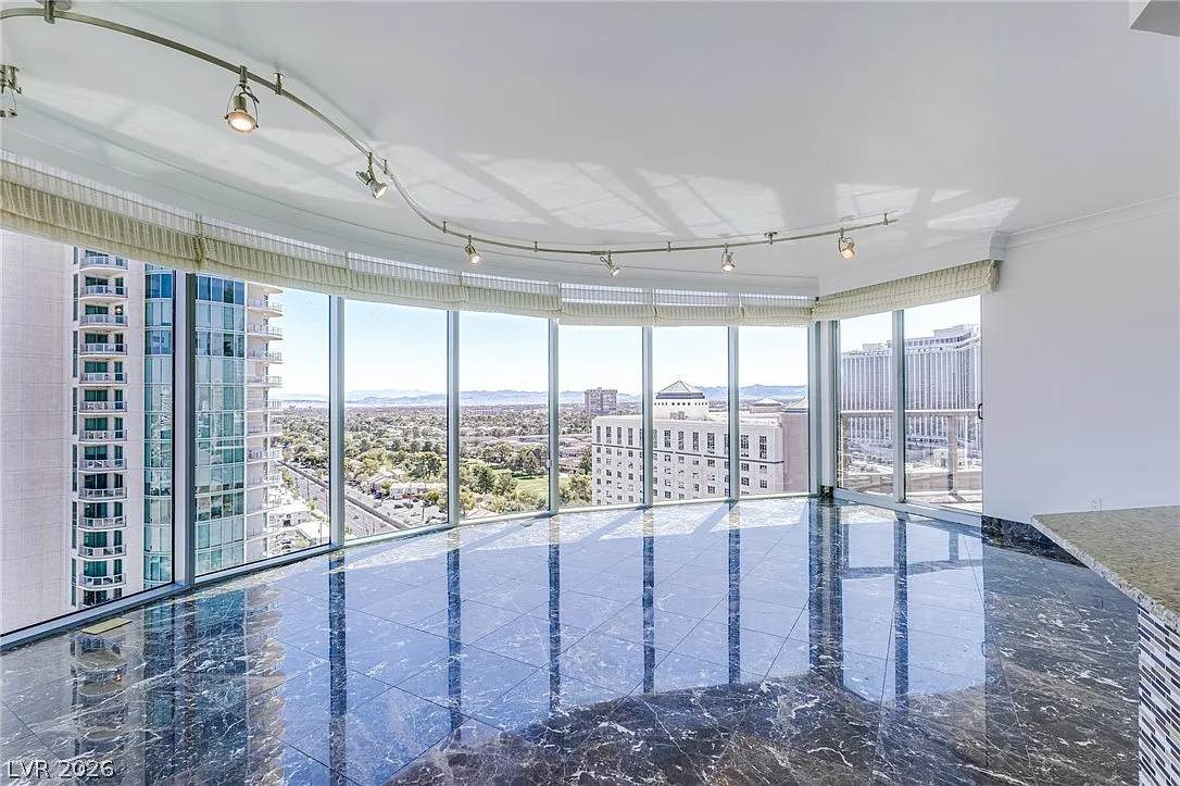 Turnberry Towers — Photo 1