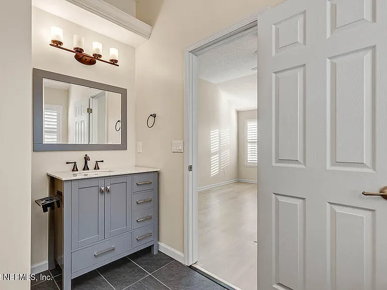 813 W American Eagle Dr — Photo 22