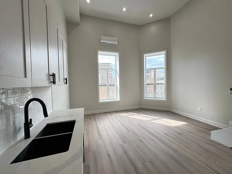 208 King St E — Photo 14