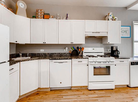 5th image of 2546 W Carmen Ave