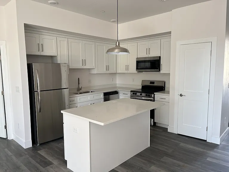 2104 E Columbus Dr — Photo 4