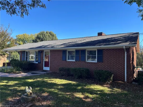 143 Gwynwood Dr, Mount Airy, NC 27030