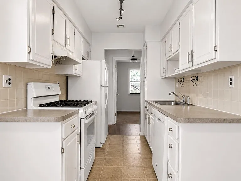24 Milford Ln — Photo 4