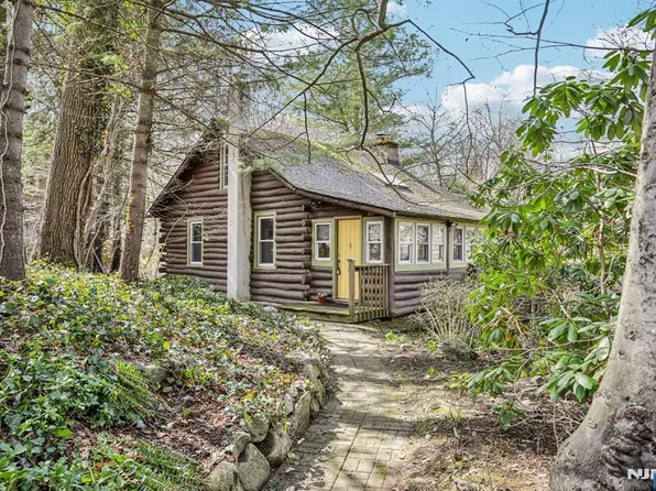 6 W Cir, Ringwood, NJ 07456