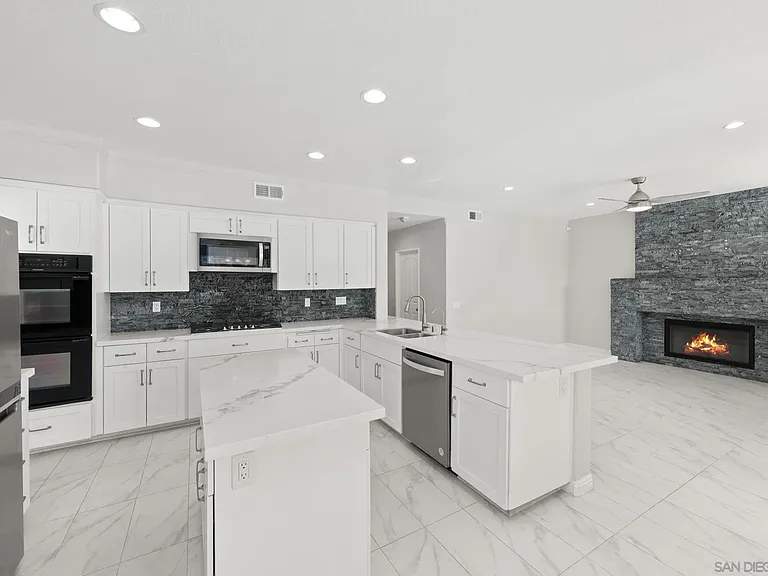 1068 Pacific Hill St — Photo 21