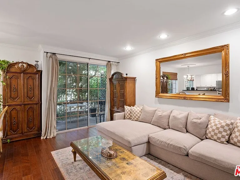 1375 Kelton Ave #107 — Photo 2