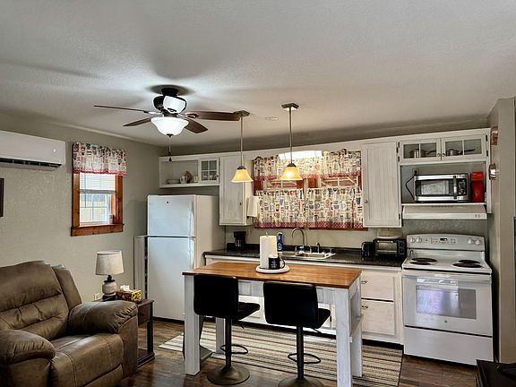 3rd image of 811 Holly Glen Ln