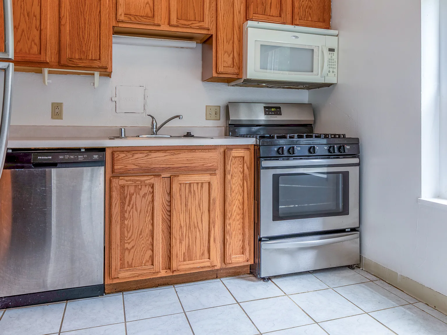 1 bed, 852 sqft, $1,550 — Photo 2