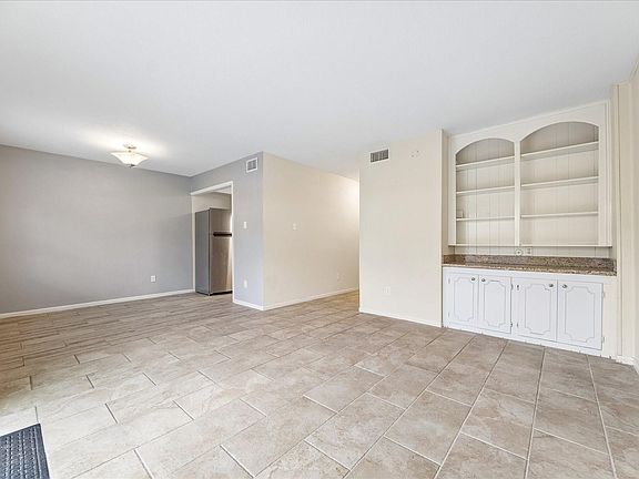 5th image of 1349 Country Place Dr #103