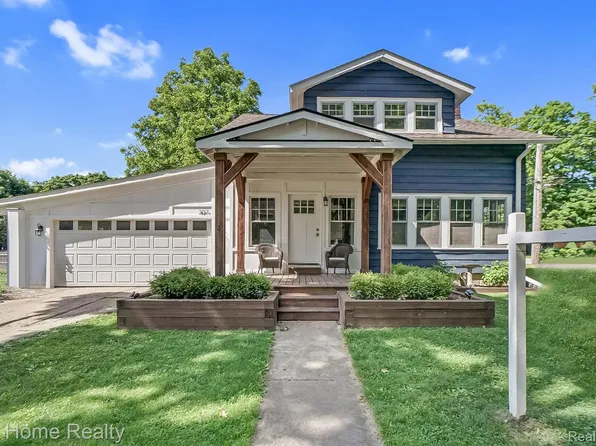 207 E Sherman St, Holly, MI 48442