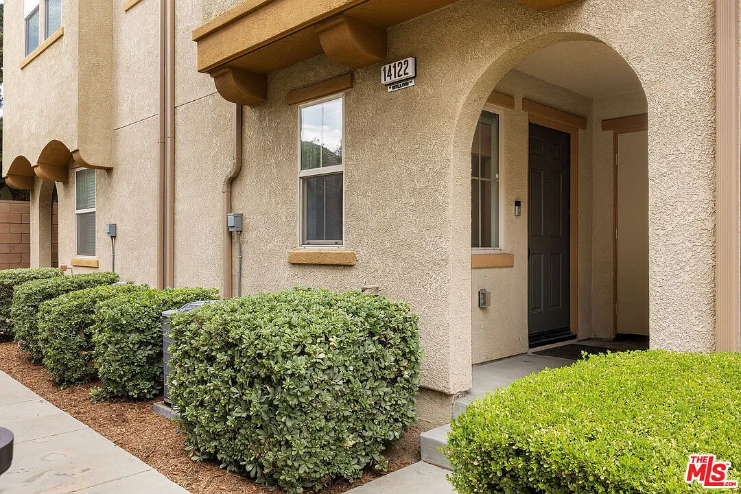 3 bed, 3.0 bath, 1478 sqft, $3,500 — Photo 2