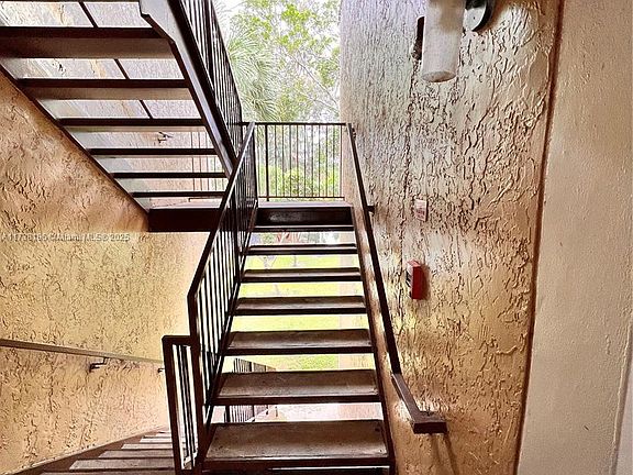 4th image of 400 Palm Cir W APT 204