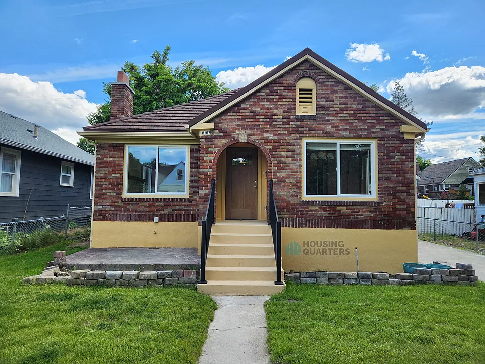 107 W Waverly Pl
