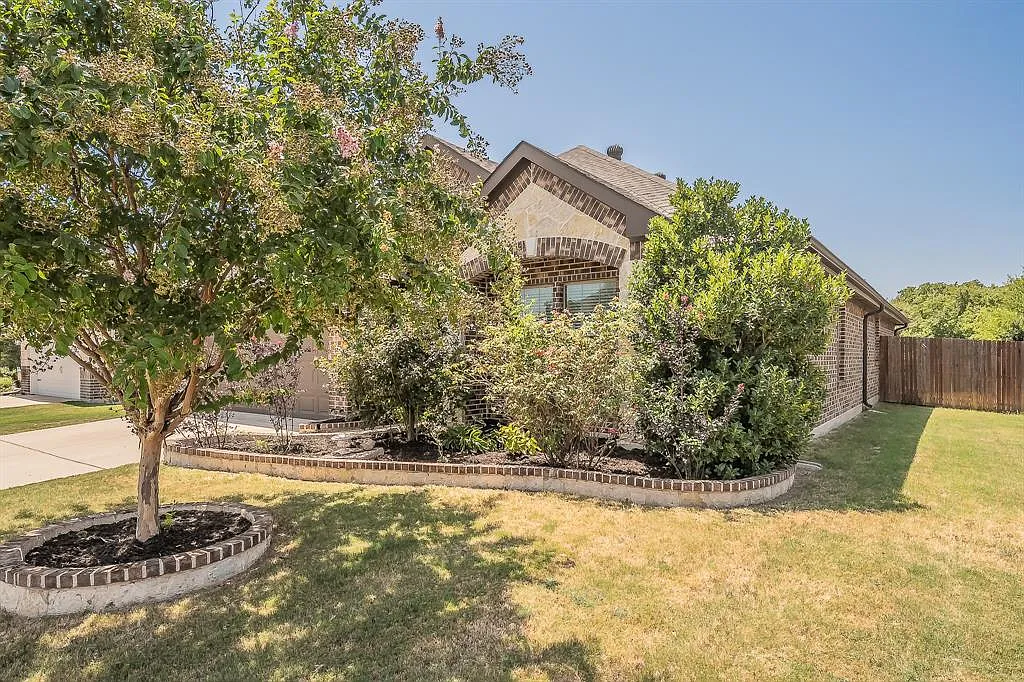 3 bed, 2.0 bath, 1735 sqft, $2,500 — Photo 3