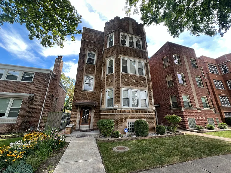 7821 S Paxton Ave #1 — Photo 1