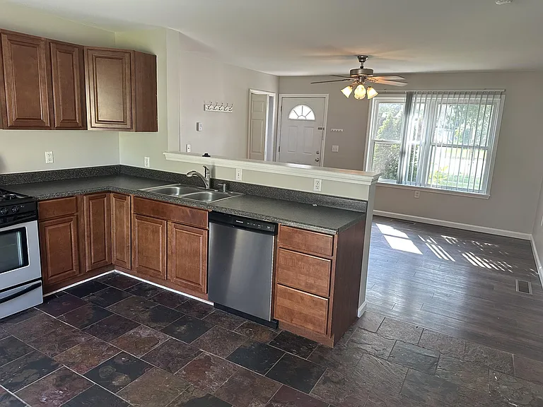 1030 N Maple Rd — Photo 2