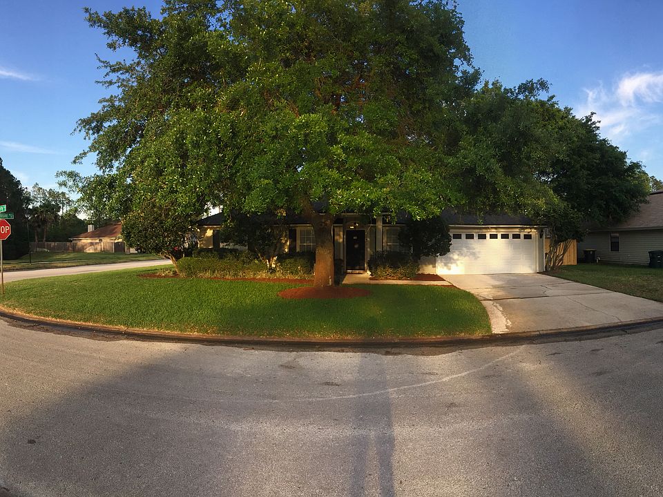 corner lot on cul-de-sac