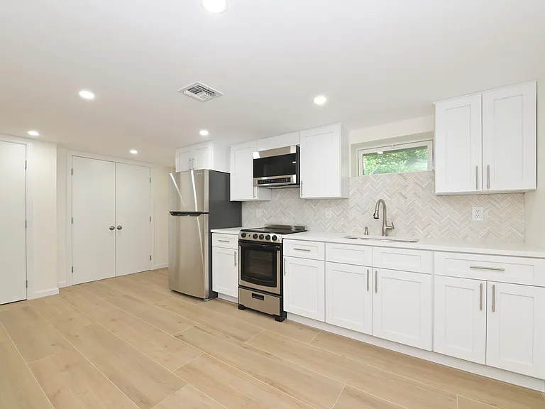 Howell Dr — Photo 2