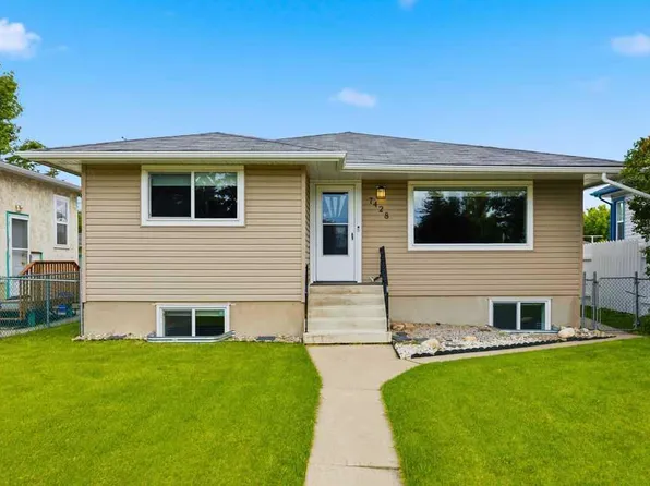 7428 W 23rd St SE, Calgary, AB T2C 0X9