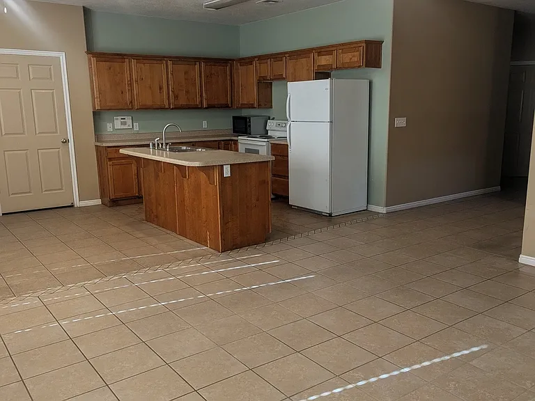 372 Megan Cir — Photo 7
