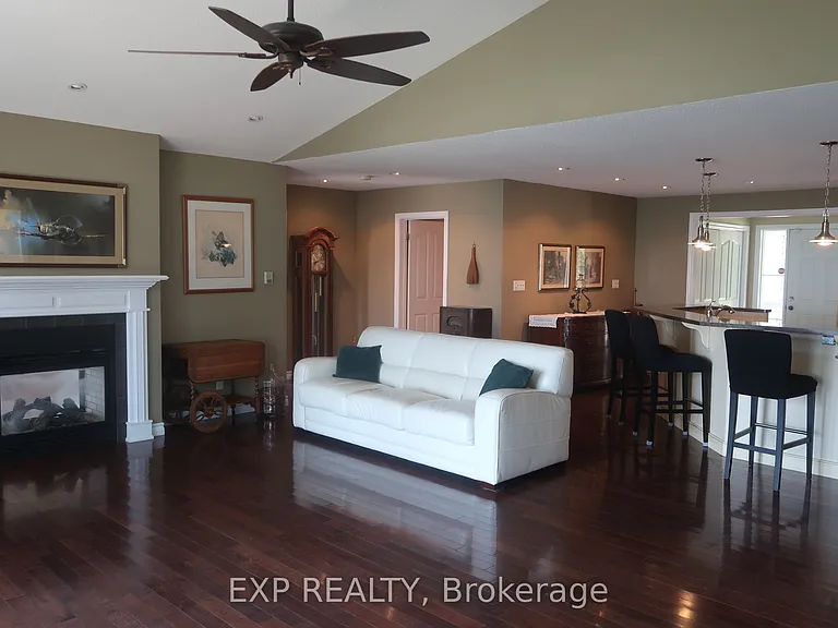 2674 Lakeshore Dr — Photo 2