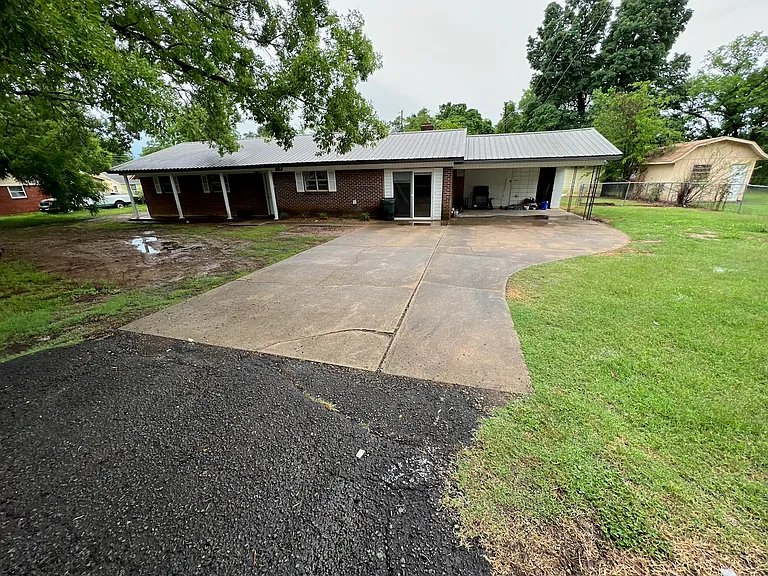 309 Stadium Dr — Photo 1