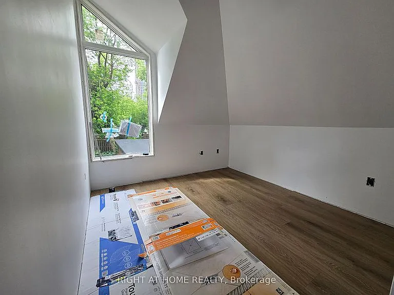 1103 Dufferin St #1 — Photo 9