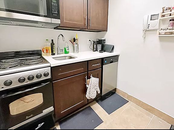 4th image of 333 W 43rd St #2AA