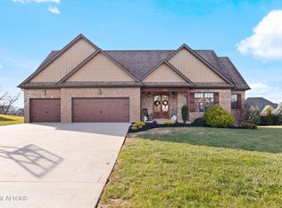 1632 Cascading Falls Ln, Sevierville, TN 37876