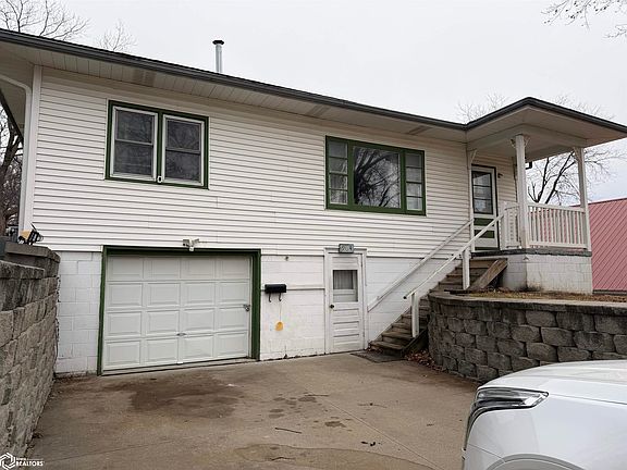 3rd image of 904 Oak St